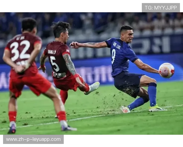 上海申花拉唐突破禁区送出传中，打造绝妙进攻利器